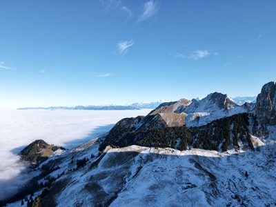 白天蓝天下的雪山